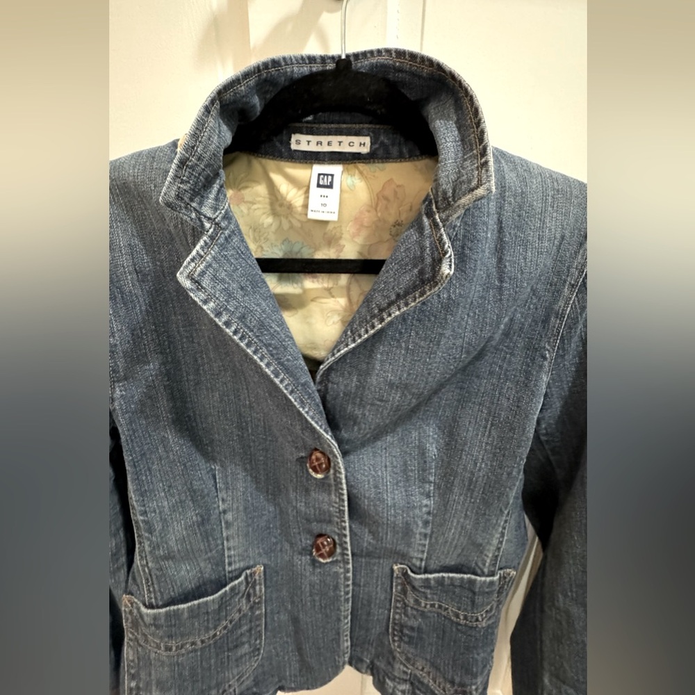 Gap size ladie’s 10 stretch denim jacket with brown leather buttons.